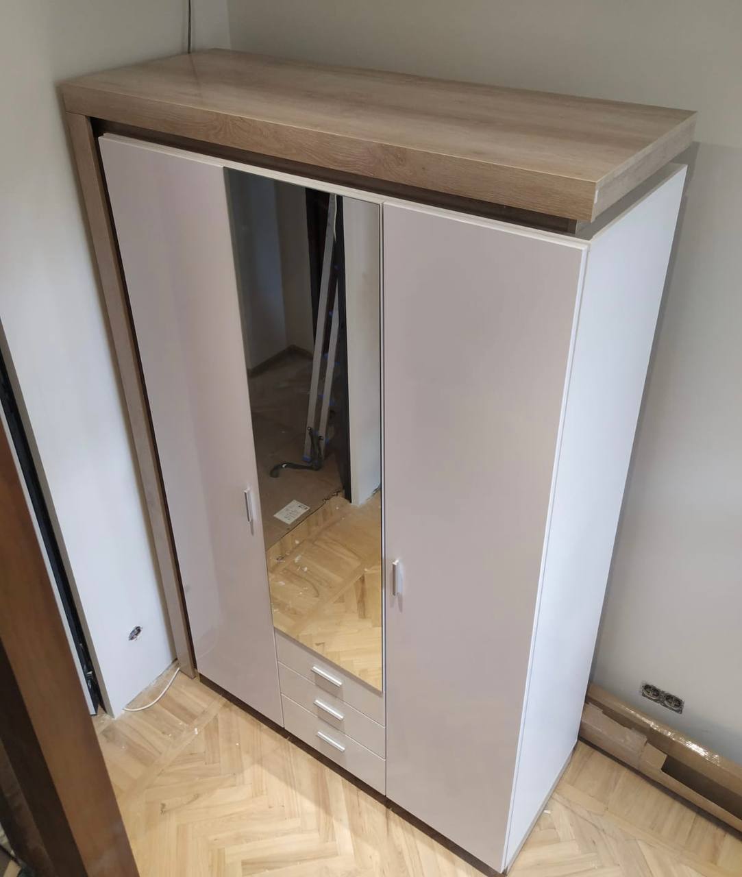 Шкаф 3-х дверный с зеркалом 15 Люмен